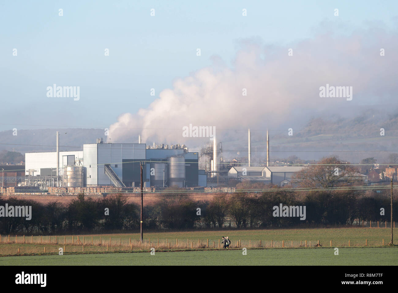 L'usine Smurfit Kappa, sur les bords de la rivière Medway à Aylesford Kent UK. Smurfit Kappa sont l'un des plus plus grands recycleurs de papiers et cartons. Banque D'Images