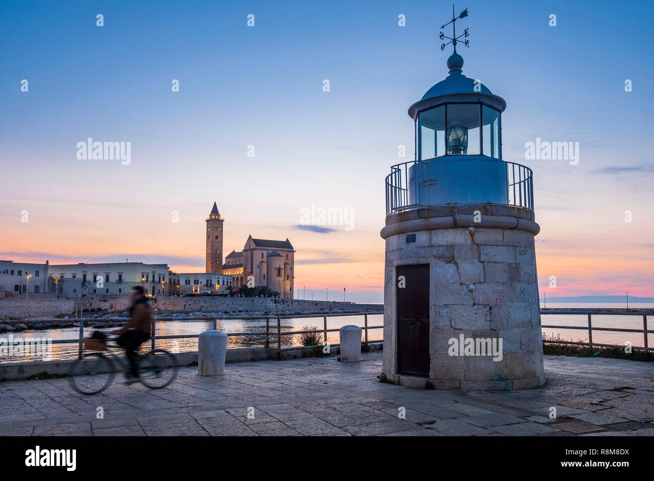 Italie, Pouilles, Trani, le phare du port et la cathédrale de San Nicola Pellegrino (ou Duomo) fondé à la fin du 11ème siècle avec une architecture de style roman des Pouilles Banque D'Images