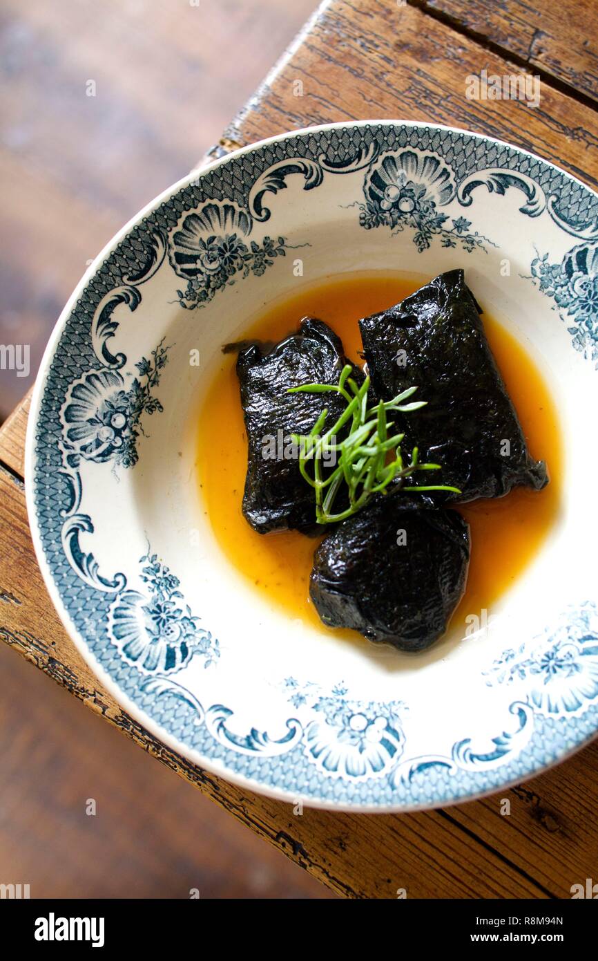 La France, Finistère, Audierne, L'Auberge restaurant, saumon bio avec nori seaweed Banque D'Images