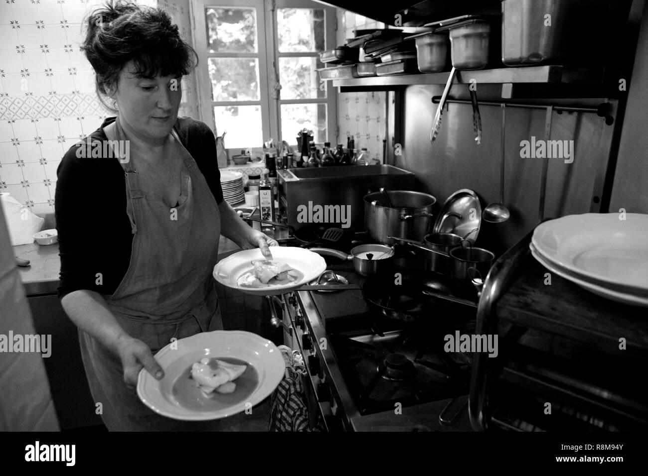 La France, Finistère, Audierne, L'Auberge restaurant, Jane dans la cuisine Banque D'Images