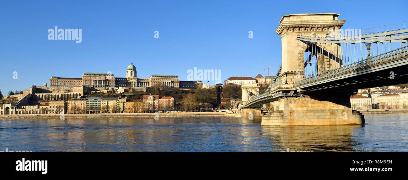 La Hongrie, Budapest, inscrite au Patrimoine Mondial de l'UNESCO, Danube, Szechenyi Lanchid (Pont des Chaînes), construit en 1848 par l'ingénieur britannique William Thierney Clark, que reconstruit à l'identique après sa destruction en 1949 et le Palais Royal situé à la colline du Château de Buda ou Hill Banque D'Images