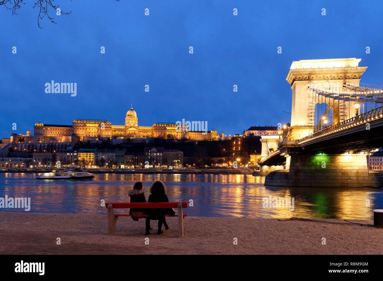 La Hongrie, Budapest, inscrite au Patrimoine Mondial de l'UNESCO, Danube, Szechenyi Lanchid (Pont des Chaînes), construit en 1848 par l'ingénieur britannique William Thierney Clark, que reconstruit à l'identique après sa destruction en 1949 et le Palais Royal situé à la colline du Château de Buda ou Hill Banque D'Images