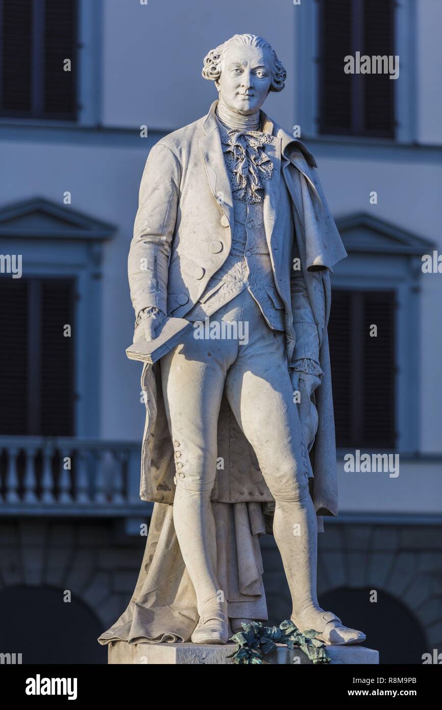 Italie, Toscane, Florence, le centre historique classé au Patrimoine Mondial par l'UNESCO, la place Piazza Carlo Goldoni et sa statue Banque D'Images