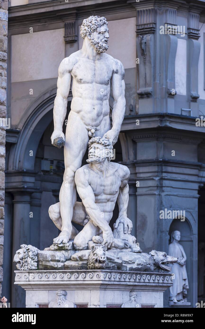 Italie, Toscane, Florence, le centre historique classé au Patrimoine Mondial par l'UNESCO, de la statue d'Hercule et Cacus de Baccio Bandinelli en face du Palazzo Vecchio, Piazza della Signoria Banque D'Images