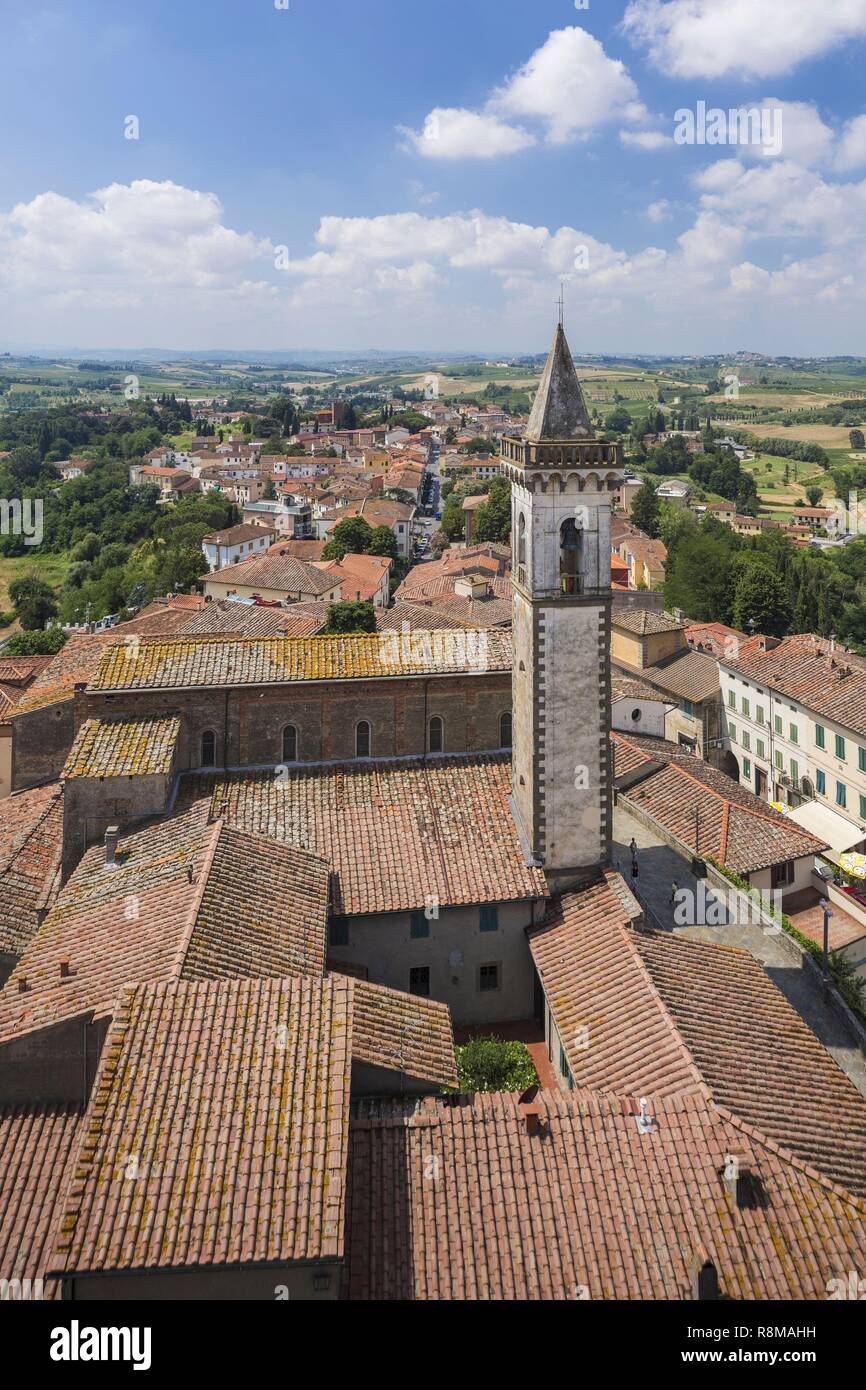 L'Italie, la Toscane, le val d'Arno, Vinci, le village natal de Léonard de Vinci, église de Santa Croce depuis la tour du château Banque D'Images