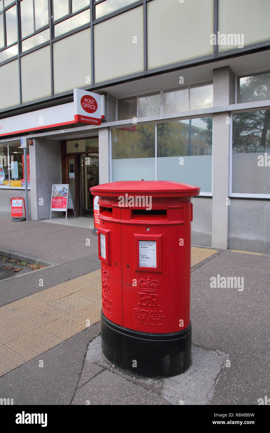 Post box à l'extérieur du bureau de poste de Crawley West Sussex Banque D'Images