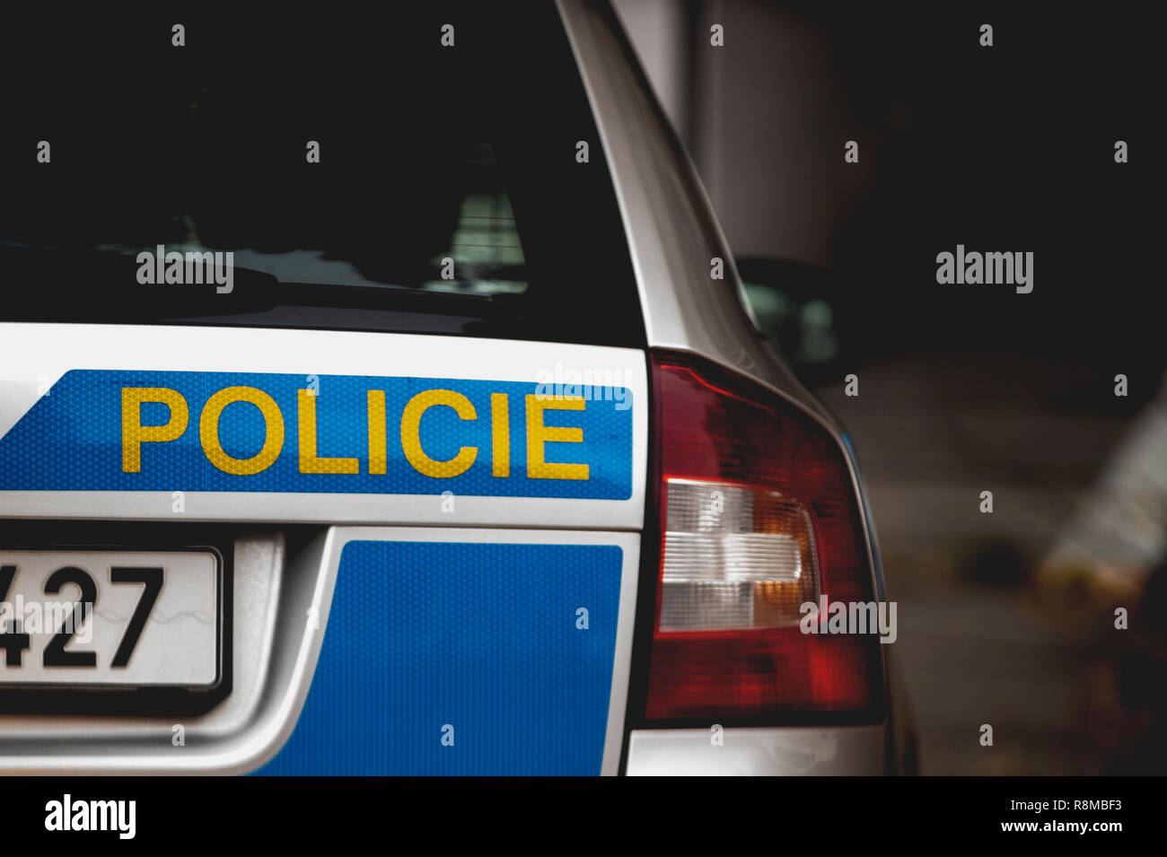 République tchèque, Octobre 2018 : une partie d'une voiture de police tchèque - Feux arrière de la voiture et l'inscription Policie, en anglais la police. Banque D'Images