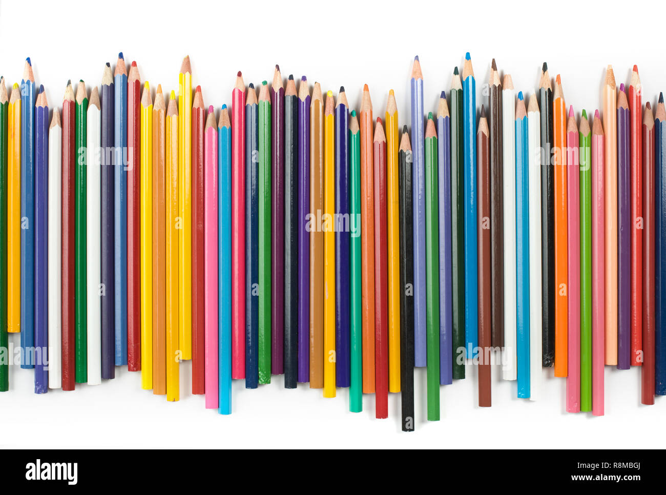 Crayons de couleur dans une rangée sur fond blanc. Banque D'Images
