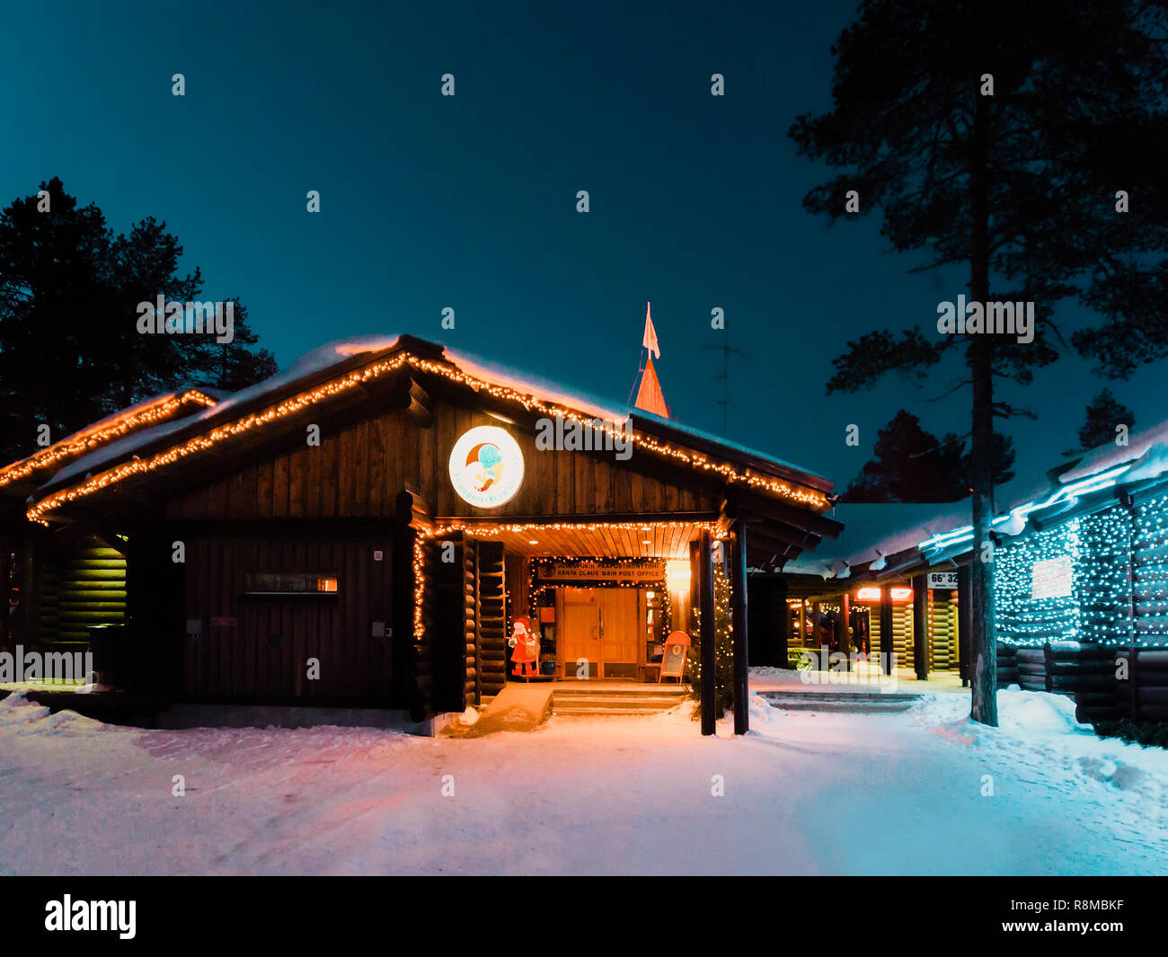 Rovaniemi, Finlande - mars 6, 2017 : Le Père Noël au Village avec des arbres de Noël Le Père Noël en Laponie finlandaise. En Scandinavie, le Cercle arctique en hiver. La nuit. Piscine Banque D'Images