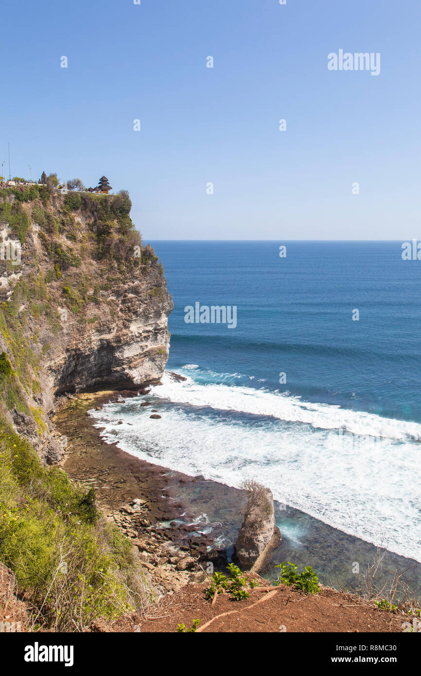 Les falaises et l'océan, près de la Temple d'Uluwatu à Bali, Indonésie. Banque D'Images