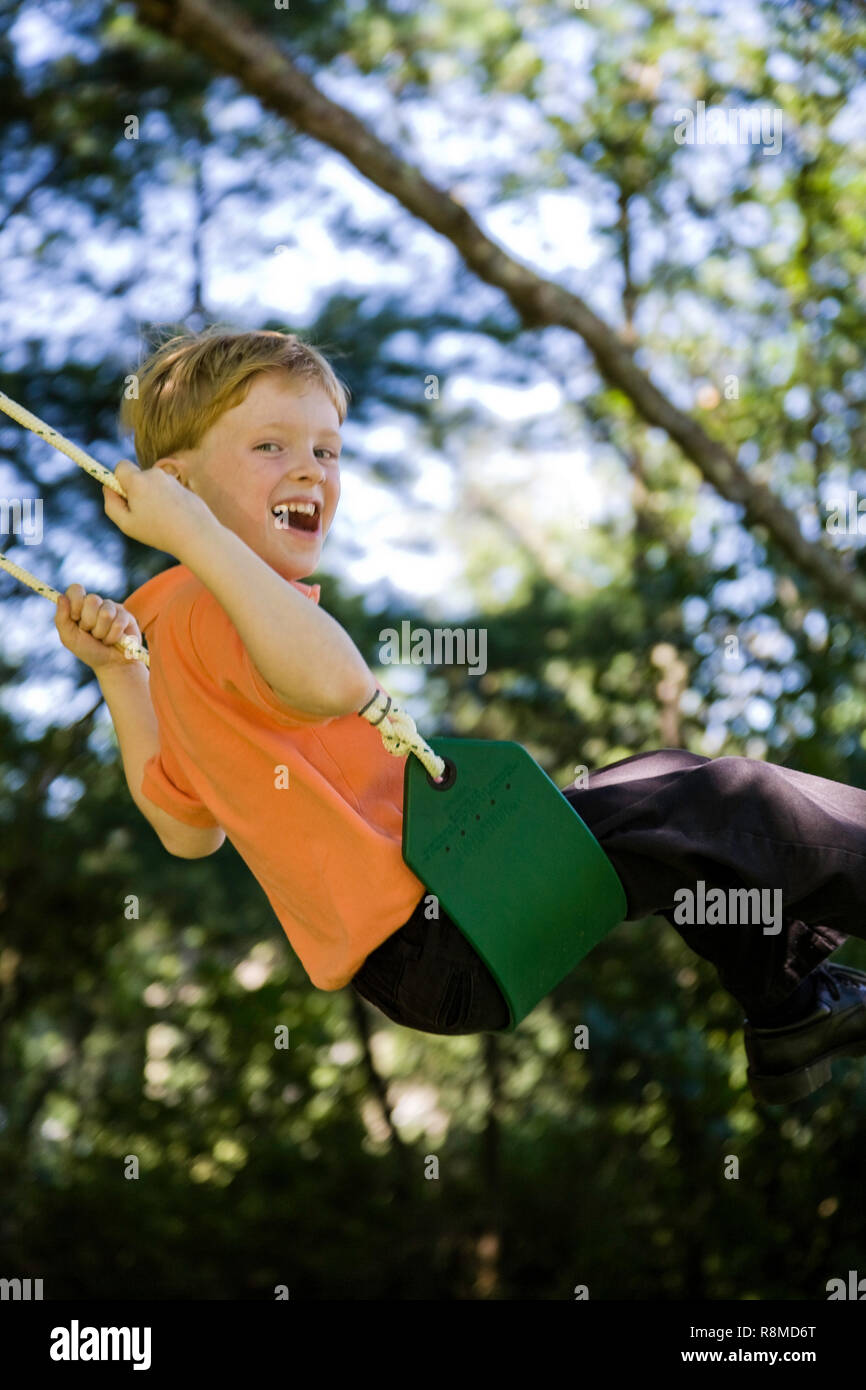 Famille sur une cour swing, USA (partie d'une série) Banque D'Images