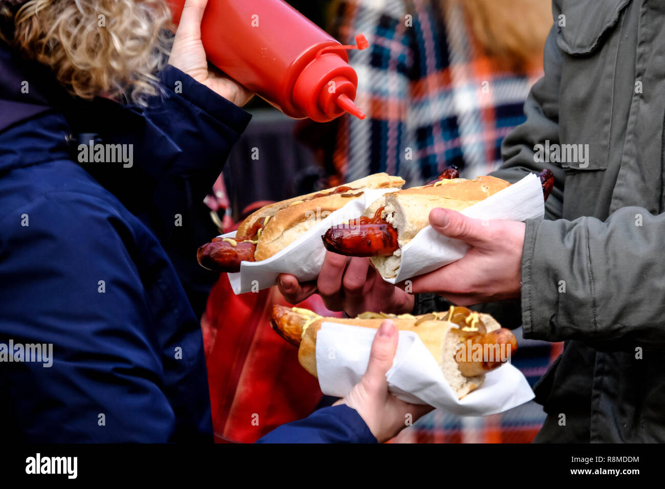Hot-dogs et du ketchup au Marché de Noël autour de la ville universitaire de Oxford dans l'Oxfordshire England UK  = Banque D'Images