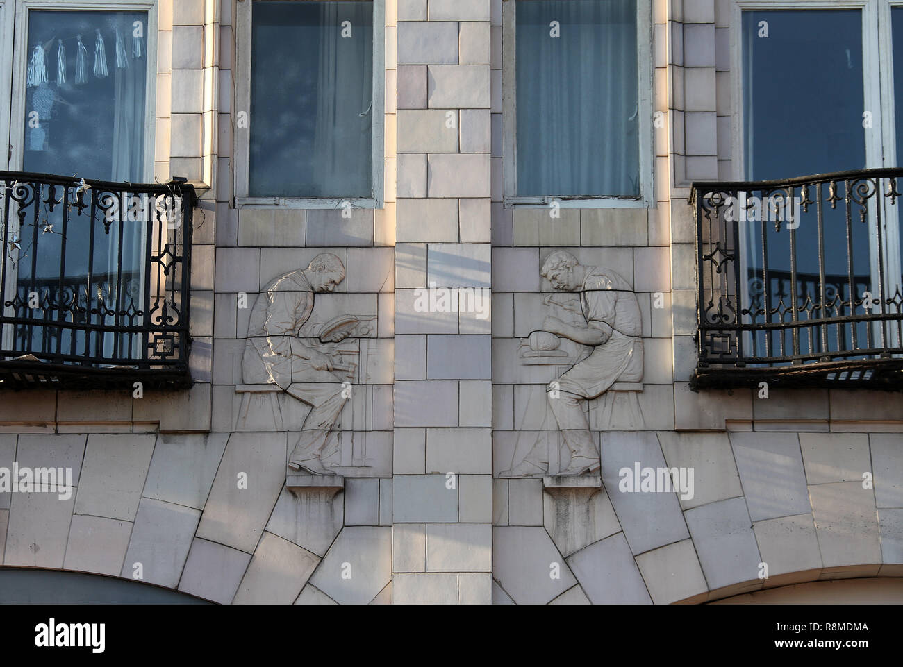 Bâtiment blanc à la place du 1908 Fitzalan qui est décoré avec des représentations de travailleurs du métal à la faïence par Alfred et William Tory Banque D'Images