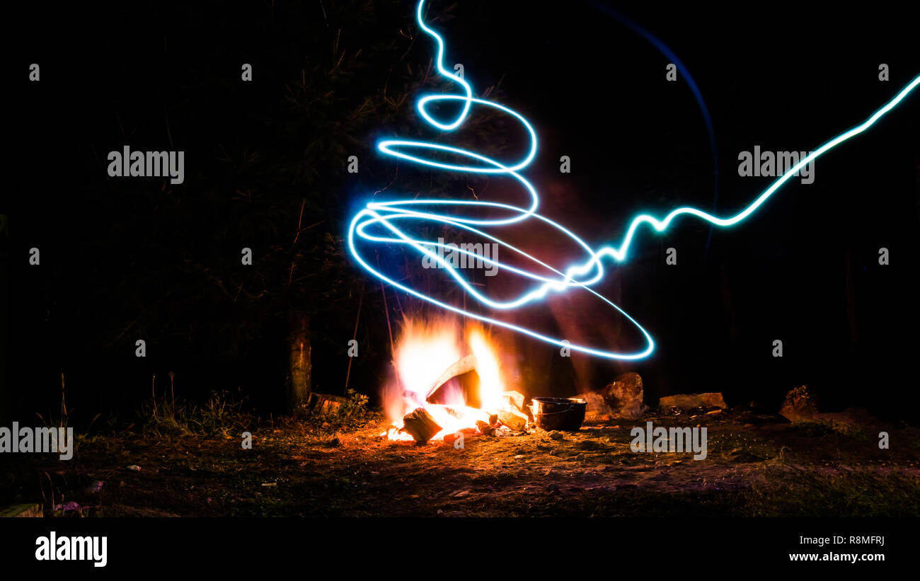 Un feu de camp et light trails Banque D'Images