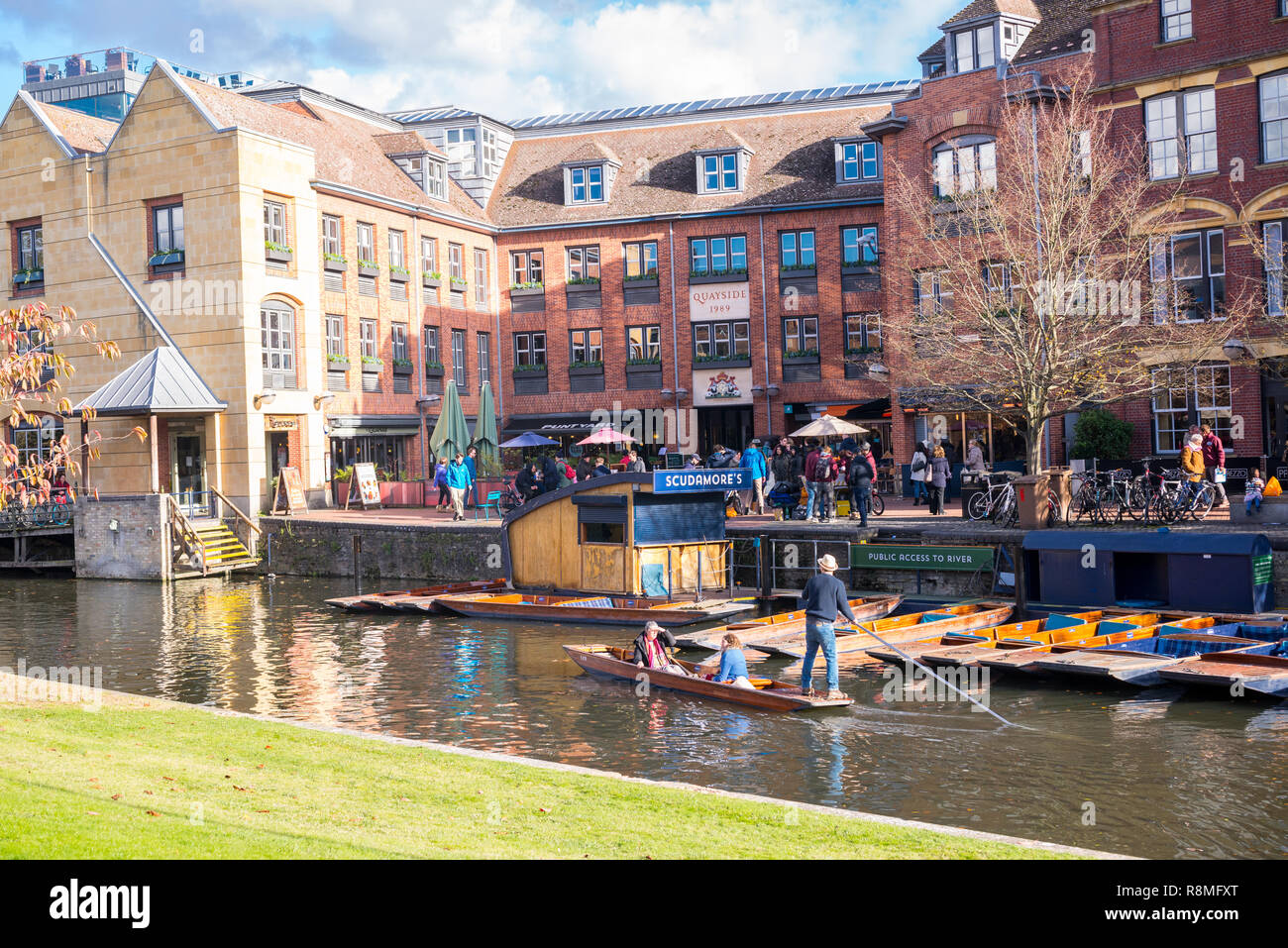 Cambridge, UK - Octobre 2018. Scudamore & Quais barques Station avec les touristes en barque sur la rivière Cam, vue du jardin avec Magdalene College. Banque D'Images