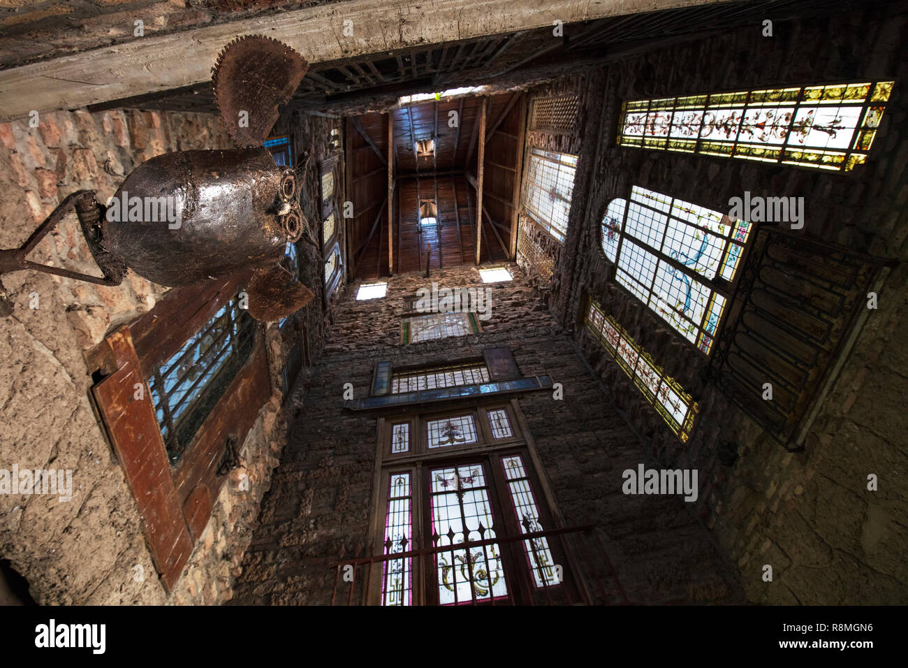 Le passage, à l'intérieur de l'owl village de Campanopolis éclectique. Gonzales Catan, Buenos Aires, Argentine. Banque D'Images
