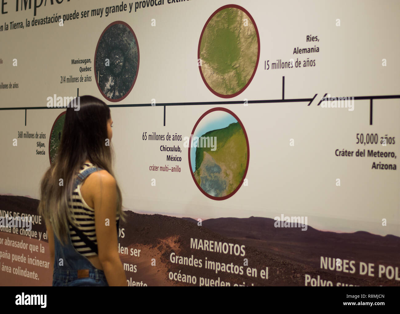 Visiteuse visualisation du cratère de Chicxulub exposition au Museo de Ciencias del Crater au Yucatan. Banque D'Images