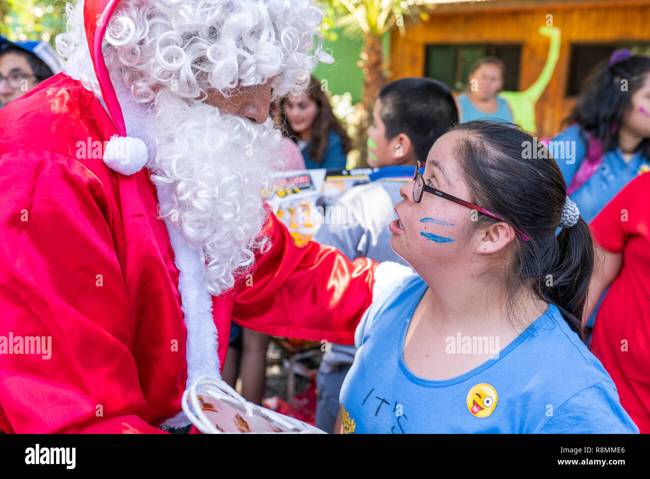 Père Noël donner des cadeaux à Noël pour les enfants de l'école spéciale Norte Pudahuel bonheur incroyable, visages, émotions et pensées magique Banque D'Images