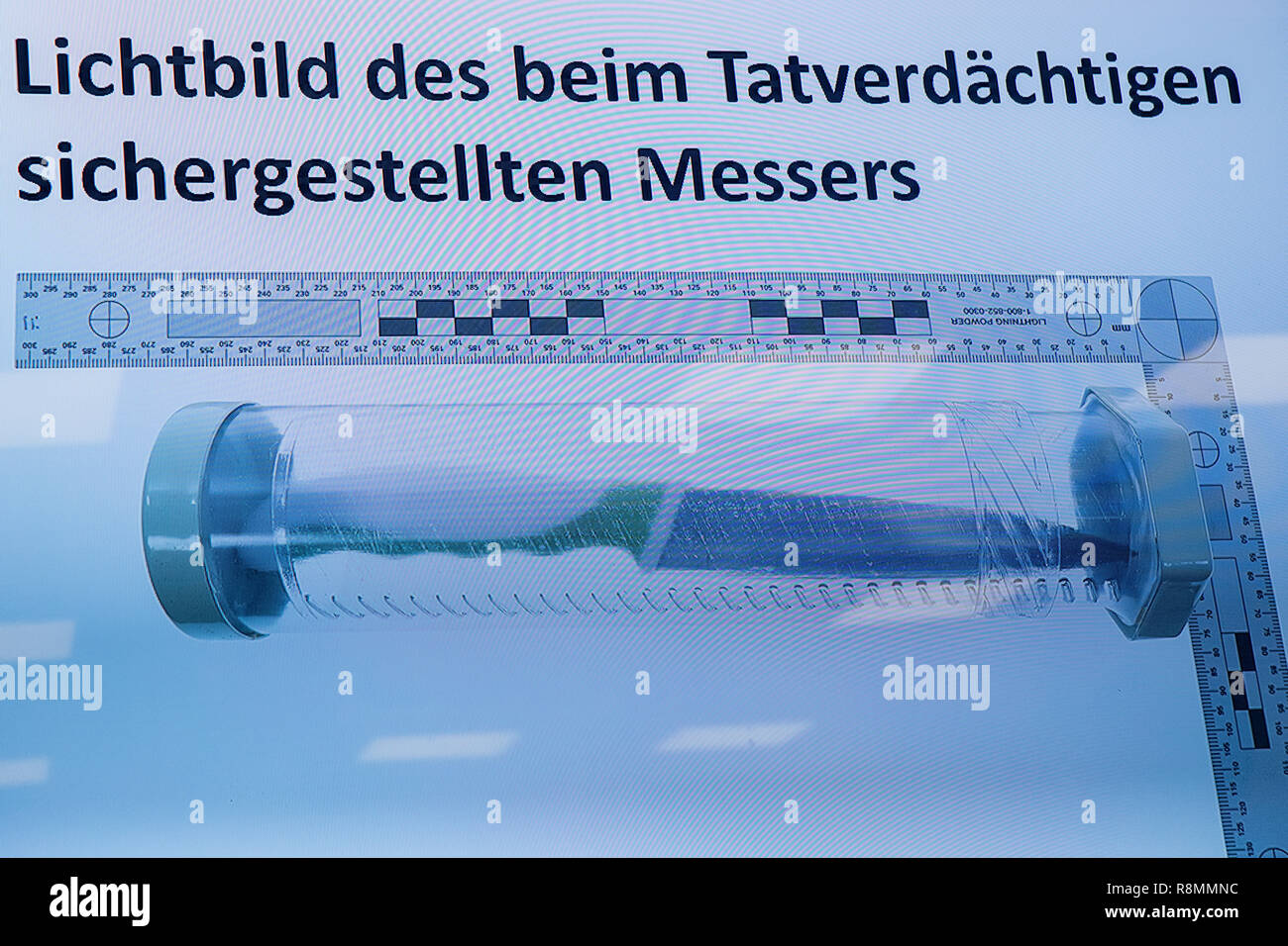 16 décembre 2018, la Bavière, Nuremberg : La photo de l'arme du crime - un couteau - s'affiche sur un écran lors d'une conférence de presse sur l'arrestation de l'knifeman couteau de Nuremberg. L'auteur est dit d'avoir poignardé trois femmes le 13 décembre à de courts intervalles dans environ trois heures. Photo : Daniel Karmann/dpa Banque D'Images