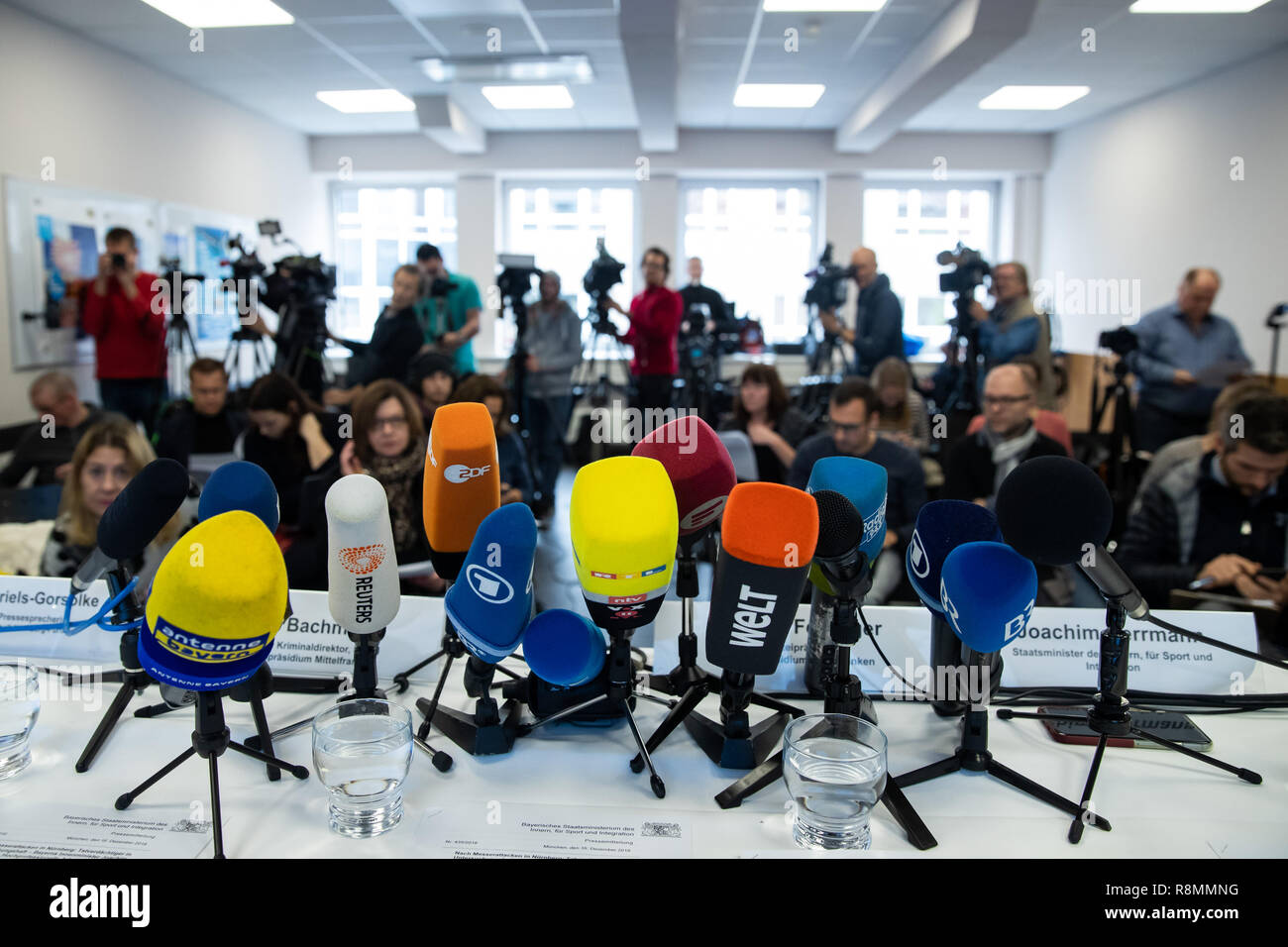 16 décembre 2018, la Bavière, Nuremberg : de nombreux microphones des journalistes sont debout sur une table lors d'une conférence de presse sur l'arrestation de l'knifeman de Nuremberg. L'auteur est dit d'avoir poignardé trois femmes le 13 décembre à de courts intervalles dans environ trois heures. Photo : Daniel Karmann/dpa Banque D'Images