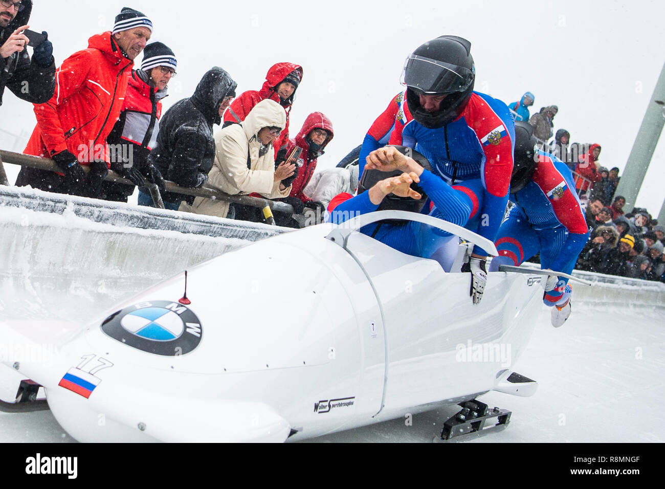 Winterberg, Allemagne. Dec 16, 2018. Bob, Coupe du monde, bob à quatre, 1er run dans la Veltins Arena de glace : Maxim Andrianov (r-l), Aleksey, Vassili Zaïtsev Kondratenko et Ruslan Samitov la Russie de sauter dans leur bobsleigh au début. Vous êtes à la sixième place. Credit : Christophe Gateau/dpa/Alamy Live News Banque D'Images