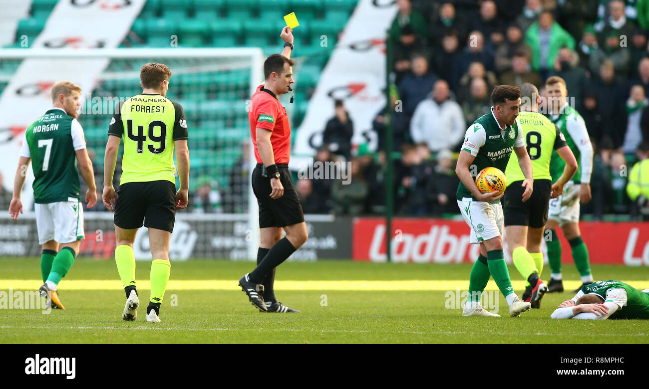 Easter Road, Edinburgh, UK. Dec 16, 2018. Football Premiership Ladbrokes, Hibernian contre Celtic ; Scott Brown du Celtic est réservé pour un pauvre attaquer sur Vykintas Slivka : Crédit Plus Sport Action/Alamy Live News Banque D'Images