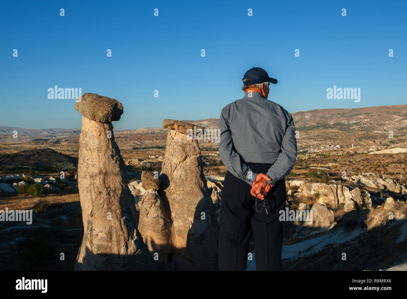 La Cappadoce, Cappadoce, Turquie, Turquie. 18 Sep, 2018. Un homme vu debout à côté de la formation de roche Trois Grâces en Cappadoce, Turquie.La Cappadoce en Turquie est connu comme le pays des beaux chevaux au coeur de la Turquie anatolienne. Crédit : John Wreford SOPA/Images/ZUMA/Alamy Fil Live News Banque D'Images