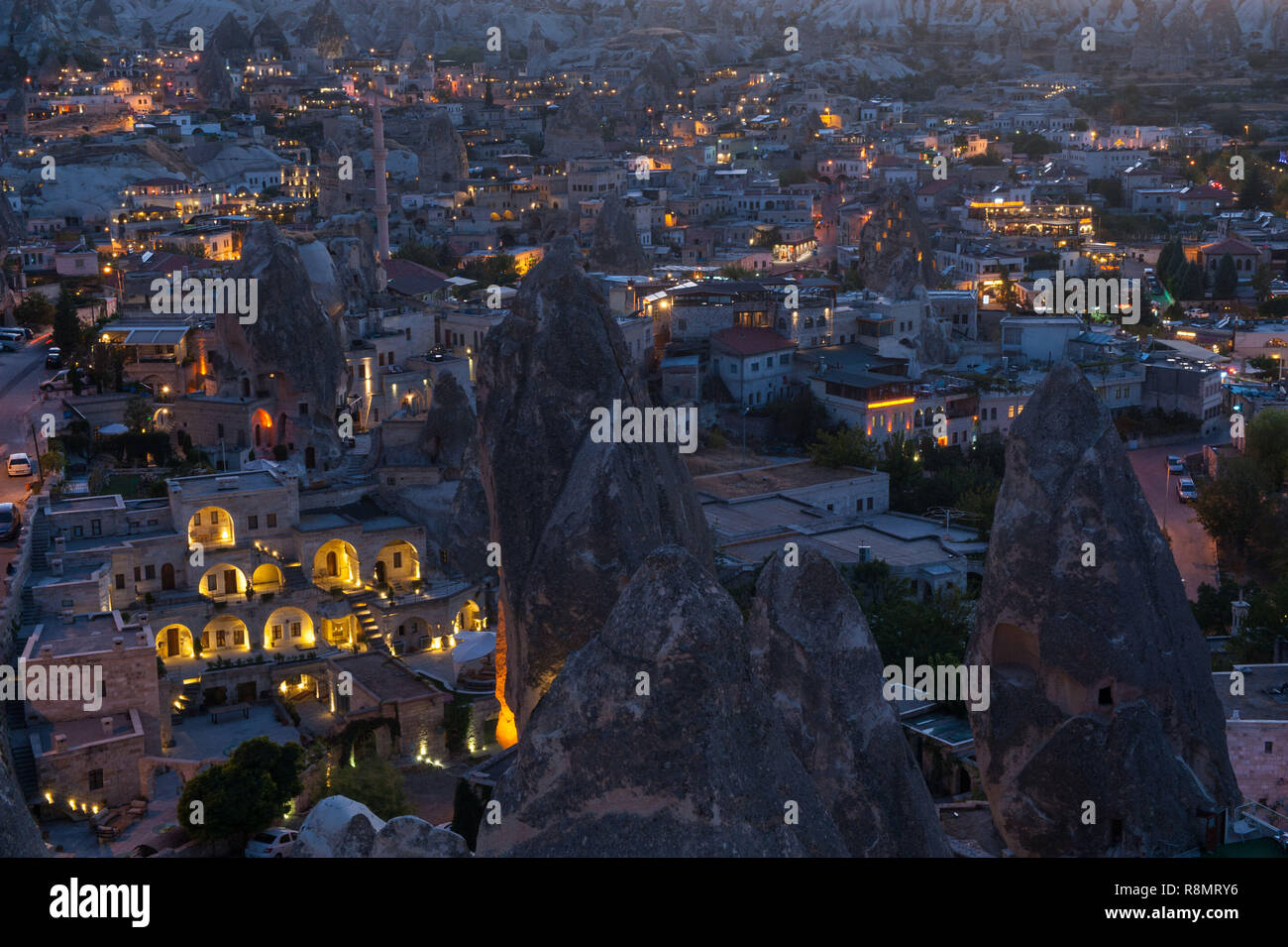 La Cappadoce, Cappadoce, Turquie, Turquie. 18 Sep, 2018. Vue sur Goreme village au crépuscule dans la région de Cappadoce, Turquie.La Cappadoce en Turquie est connu comme le pays des beaux chevaux au coeur de la Turquie anatolienne. Crédit : John Wreford SOPA/Images/ZUMA/Alamy Fil Live News Banque D'Images