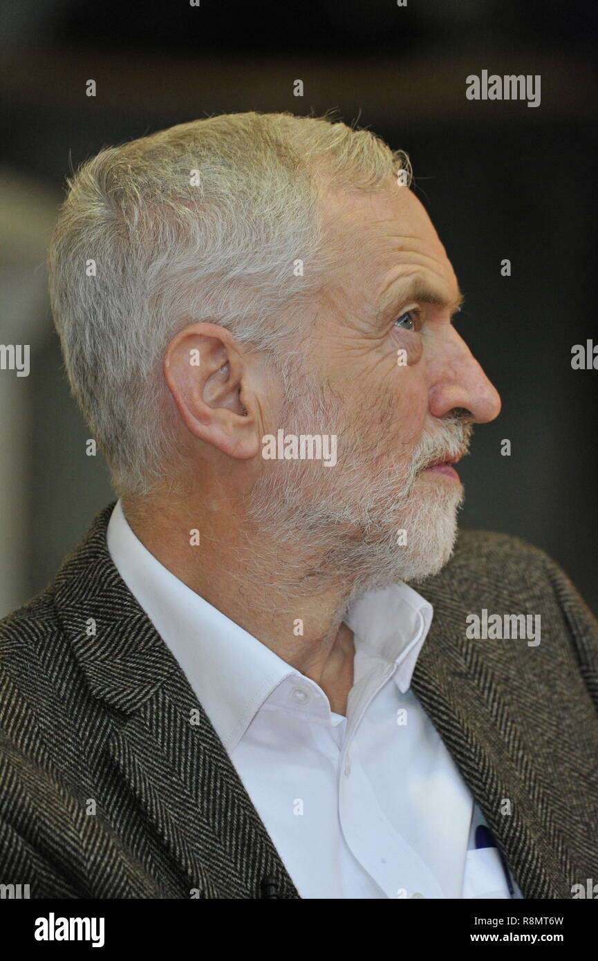 Edinburgh, Royaume-Uni. 14Th Dec 2018. Leader travailliste britannique Jeremy Corbyn (photo) se joint à Richard Leonard (leader travailliste écossais) et Lesley Laird écossais (leader adjoint du Travail) de servir un déjeuner de Noël pour les sans-abri à Edimbourg au Royaume-Uni. 16 décembre 2018 Crédit : Colin Fisher/Alamy Live News Banque D'Images