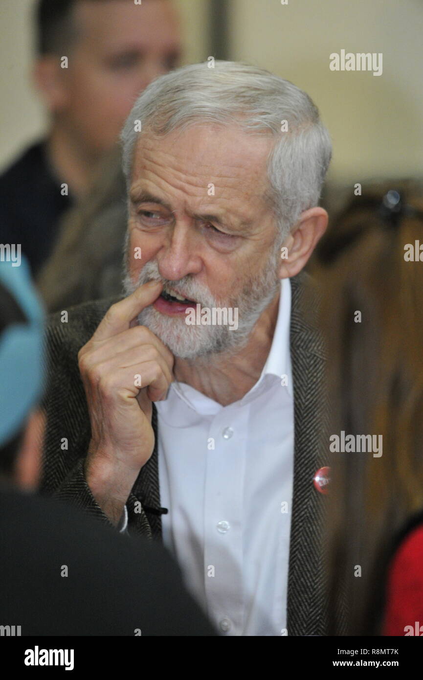 Edinburgh, Royaume-Uni. 14Th Dec 2018. Leader travailliste britannique Jeremy Corbyn (photo) se joint à Richard Leonard (leader travailliste écossais) et Lesley Laird écossais (leader adjoint du Travail) de servir un déjeuner de Noël pour les sans-abri à Edimbourg au Royaume-Uni. 16 décembre 2018 Crédit : Colin Fisher/Alamy Live News Banque D'Images