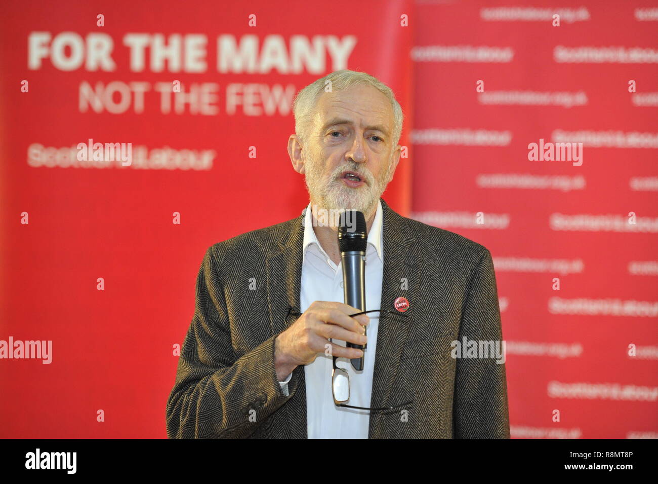 Edinburgh, Royaume-Uni. 14Th Dec 2018. Leader travailliste britannique Jeremy Corbyn (photo) se joint à Richard Leonard (leader travailliste écossais) et Lesley Laird écossais (leader adjoint du Travail) de servir un déjeuner de Noël pour les sans-abri à Edimbourg au Royaume-Uni. 16 décembre 2018 Crédit : Colin Fisher/Alamy Live News Banque D'Images