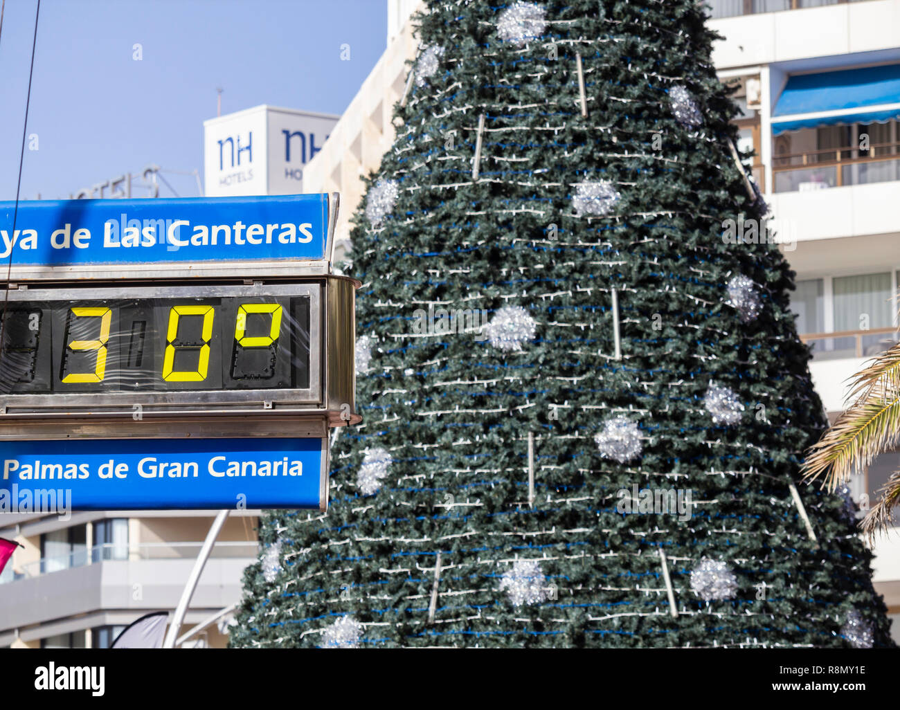Las Palmas, Gran Canaria, Îles Canaries, Espagne. 16 décembre 2018. Météo :  30 degrés Celsius sous l'arbre de Noël sur la plage de la ville Las Palmas  de Gran Canaria, une populaire