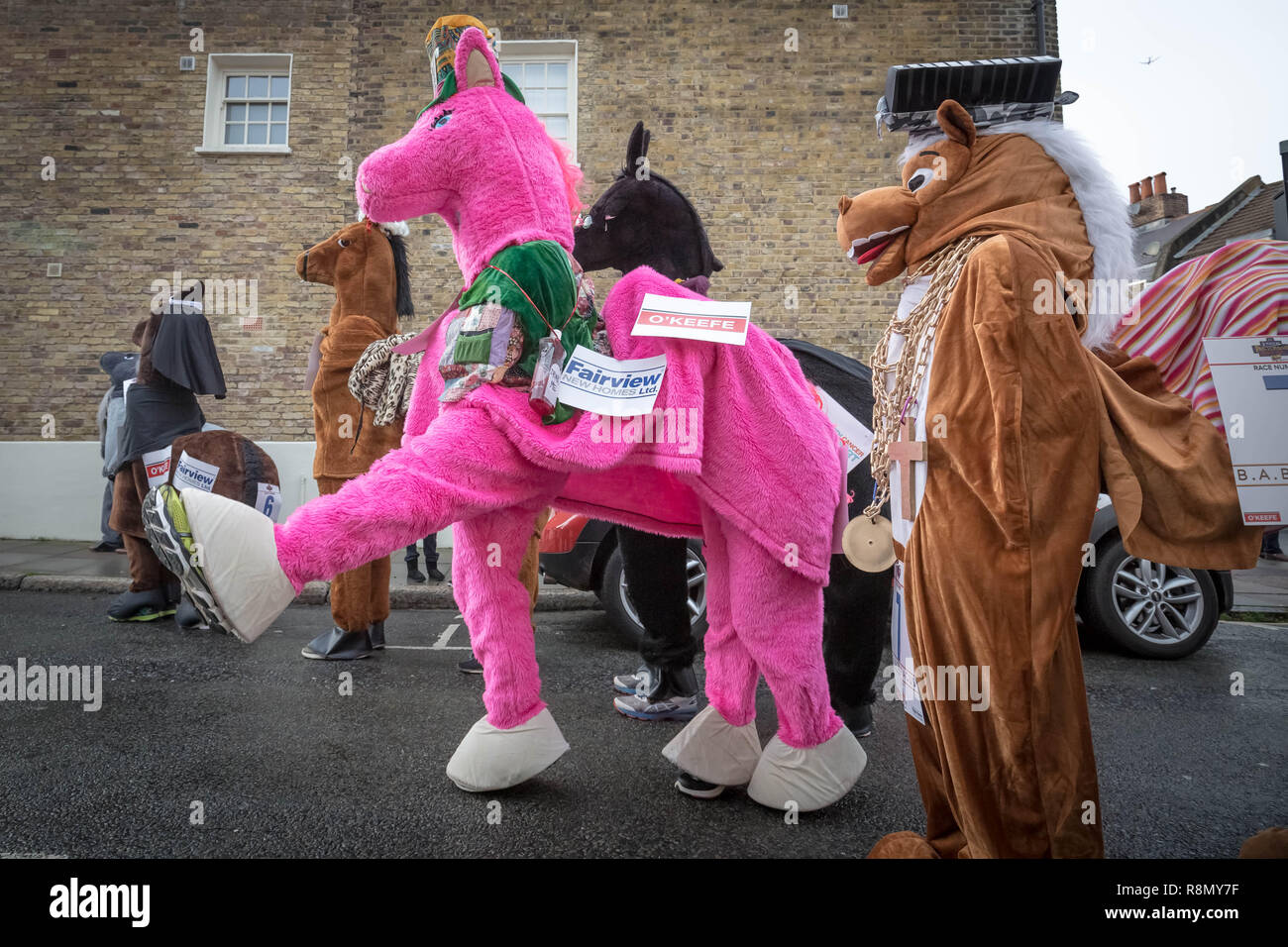 Londres, Royaume-Uni. 14Th Dec 2018. La pantomime de Noël annuel Londres Course de chevaux dans la région de Greenwich. Crédit : Guy Josse/Alamy Live News Banque D'Images
