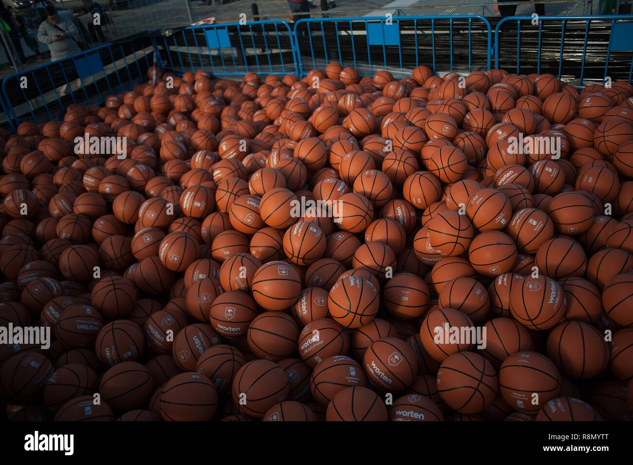 Malaga, Malaga, Espagne. Dec 16, 2018. Basket sont vus avant la première tentative de battre le record mondial Guinness de personnes rebondissent basket en même temps pendant cinq minutes, en dehors de la palais des sports José Maria Martín Carpena de Málaga. Le précédent record a été obtenu en Palestine en 2010 avec 7,756 personnes. Credit : Jésus Merida/SOPA Images/ZUMA/Alamy Fil Live News Banque D'Images