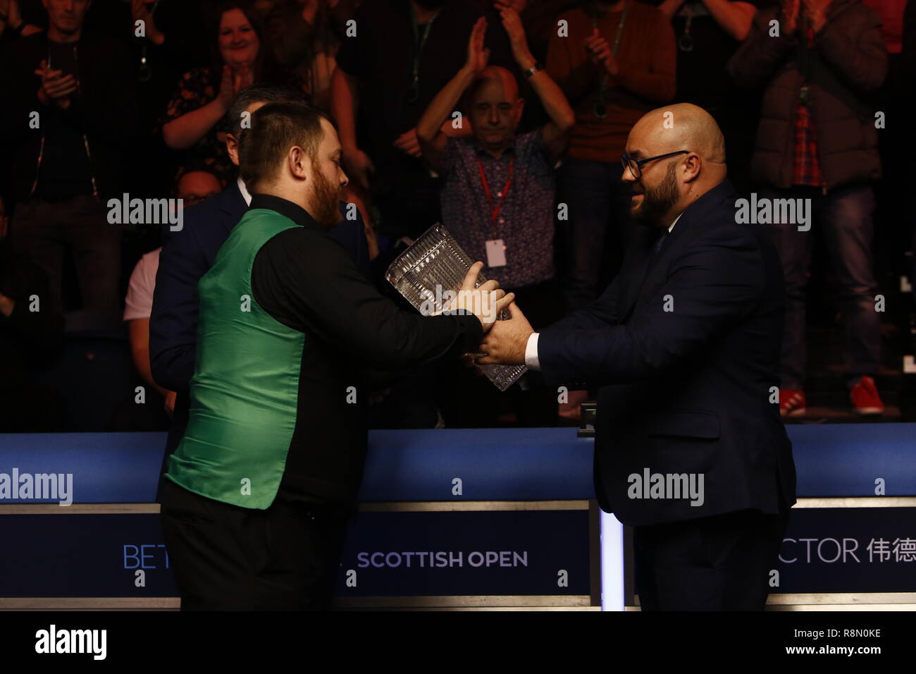 Glasgow, Ecosse, Royaume-Uni. Dec 16, 2018. Betvictor Home Nations Series finale écossais Shaun Murphy contre Mark Williams (Best of 17) à l'Emirates Arena de Glasgow. Mark Allen (NIR) reçoit le trophée de Stephen Hendry Crédit : Colin Poultney/Alamy Live News Banque D'Images