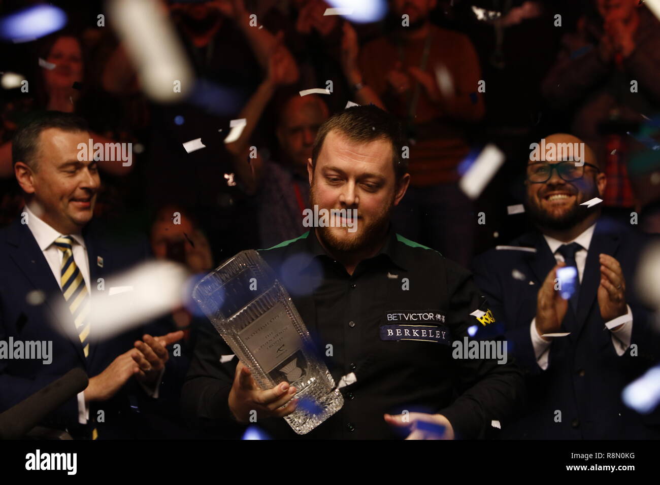 Glasgow, Ecosse, Royaume-Uni. Dec 16, 2018. Betvictor Home Nations Series finale écossais Shaun Murphy contre Mark Williams (Best of 17) à l'Emirates Arena de Glasgow. Que la fête commence le Mark Allen tenez le Stephen Hendry Trophy en altitude. Crédit : Colin Poultney/Alamy Live News Banque D'Images