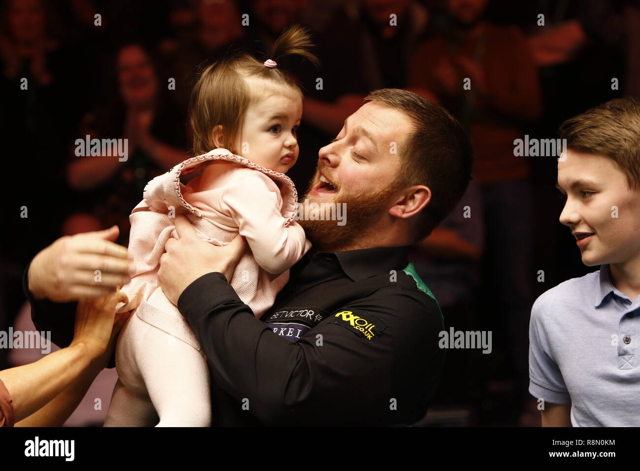 Glasgow, Ecosse, Royaume-Uni. Dec 16, 2018. Betvictor Home Nations Series finale écossais Shaun Murphy contre Mark Williams (Best of 17) à l'Emirates Arena de Glasgow. Mark Allan célèbre avec sa fille Harleigh Crédit : Colin Poultney/Alamy Live News Banque D'Images