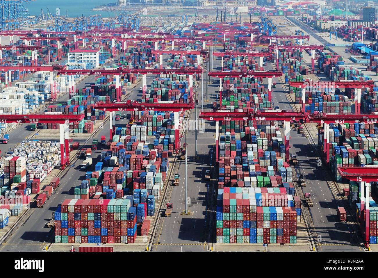 (181217) -- BEIJING, le 17 décembre 2018 (Xinhua) -- photo aérienne prise le 8 novembre 2018 montre le terminal à conteneurs du port de Qingdao, province de Shandong en Chine orientale. Le commerce extérieur de la Chine maintiendra une croissance stable en 2018, comme l'économie du pays publié dans performance stable incertitudes externes de montage, d'après un rapport publié par le ministère du Commerce. Le commerce extérieur de la Chine a vu une croissance rapide au cours des trois premiers trimestres, selon le rapport. Le commerce des marchandises du pays ont augmenté de 11,1 pour cent sur un an à 27,88 milliards de yuans (environ 4 000 milliards de dollars américains) au cours des 11 premiers mois de cette année, Banque D'Images