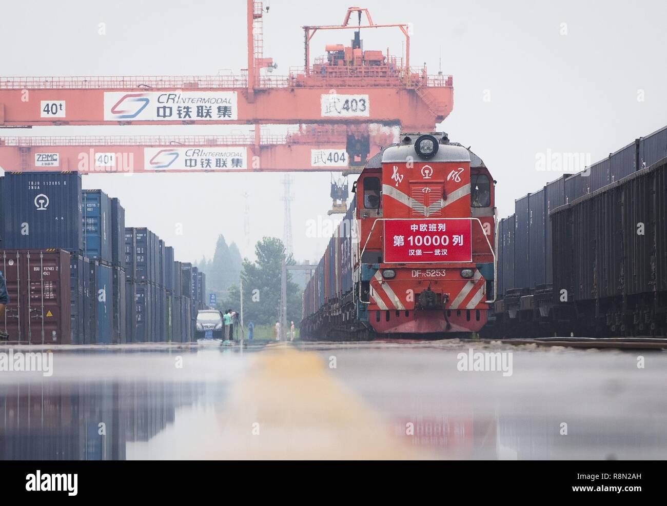 (181217) -- BEIJING, le 17 décembre 2018 (Xinhua) -- le train de marchandises X8044 à partir de Hambourg de l'Allemagne arrive à Wujiashan de conteneurs ferroviaires centre station à Wuhan, province du Hubei en Chine centrale, le 26 août 2018. Le commerce extérieur de la Chine maintiendra une croissance stable en 2018, comme l'économie du pays publié dans performance stable incertitudes externes de montage, d'après un rapport publié par le ministère du Commerce. Le commerce extérieur de la Chine a vu une croissance rapide au cours des trois premiers trimestres, selon le rapport. Le commerce des marchandises du pays ont augmenté de 11,1 pour cent sur un an à 27,88 milliards de yuans (environ 4 billion de dollars américains Banque D'Images