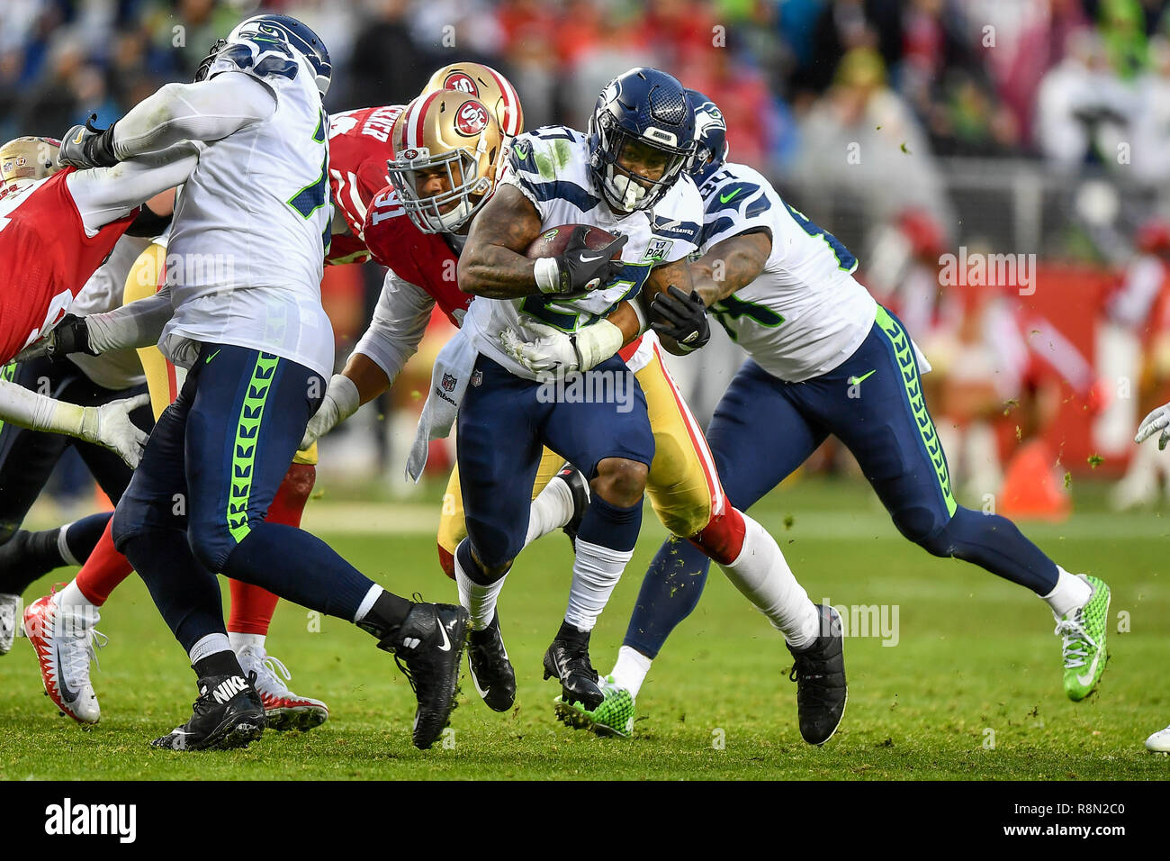 Santa Clara, CA. Dec 16, 2018. Seattle Seahawks tournant retour Mike Davis (27) trouve un petit trou au cours de la NFL football match entre les Seattle Seahawks et les San Francisco 49ers à Levi's Stadium à Santa Clara, CA. Chris Brown/CSM/Alamy Live News Banque D'Images