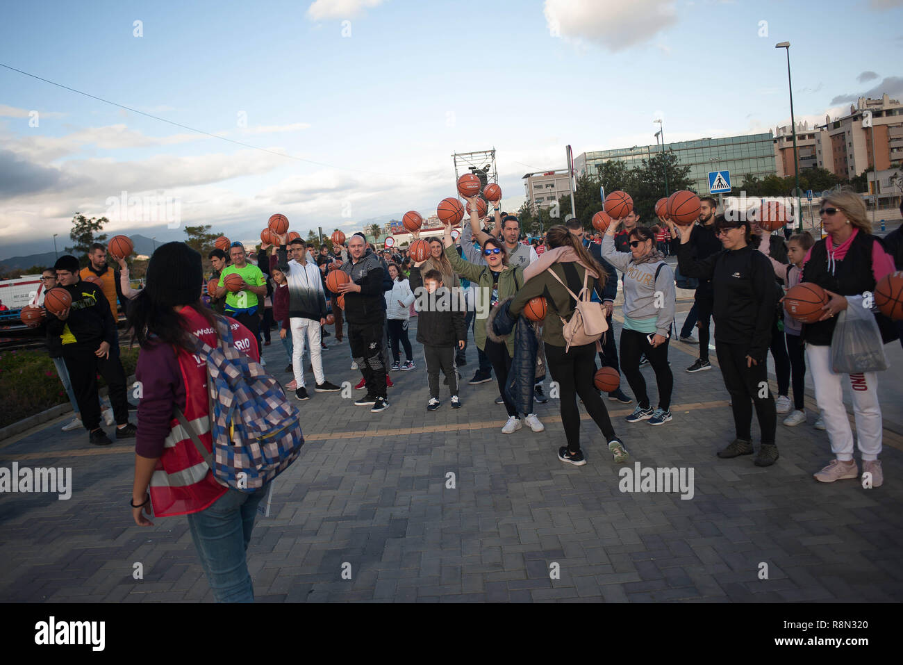 Malaga, Espagne. Dec 16, 2018. Les participants sont considérés bouncing basket avant la première tentative de battre le record mondial Guinness de personnes rebondissent basket en même temps pendant cinq minutes, en dehors de la palais des sports José Maria Martín Carpena de Málaga. Le précédent record a été obtenu en Palestine en 2010 avec 7,756 personnes. Credit : SOPA/Alamy Images Limited Live News Banque D'Images