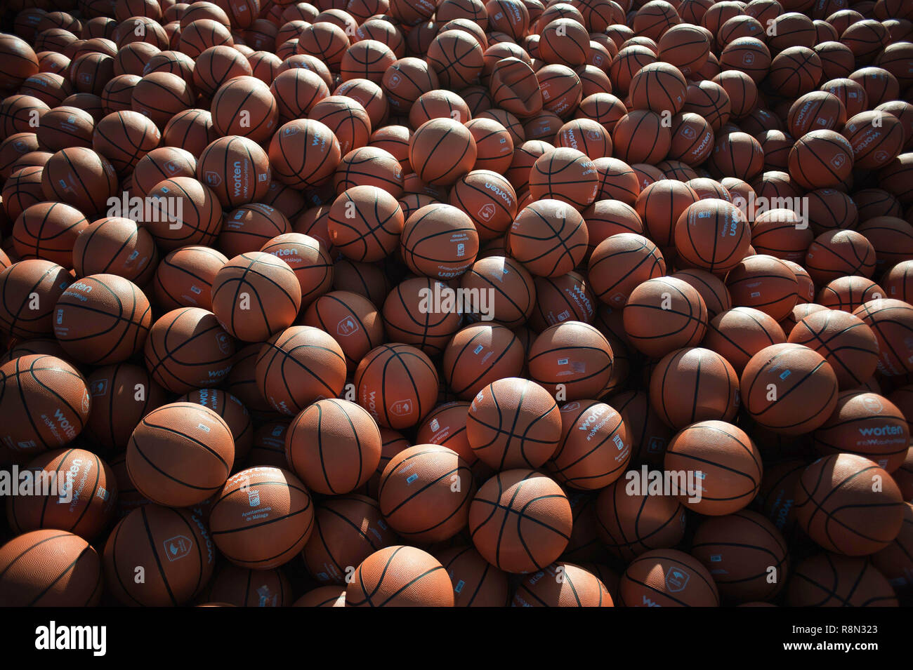 Malaga, Espagne. Dec 16, 2018. Basket sont vus avant la première tentative de battre le record mondial Guinness de personnes rebondissent basket en même temps pendant cinq minutes, en dehors de la palais des sports José Maria Martín Carpena de Málaga. Le précédent record a été obtenu en Palestine en 2010 avec 7,756 personnes. Credit : SOPA/Alamy Images Limited Live News Banque D'Images