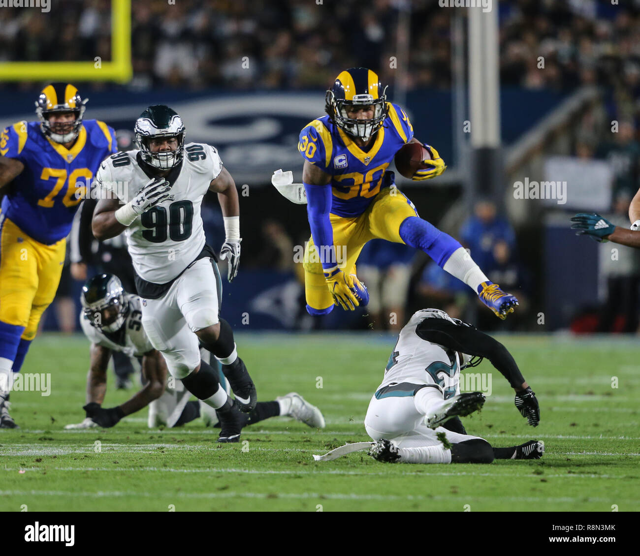 Los Angeles, CA, USA. Dec 16, 2018. Los Angeles Rams running back Todd Gurley # 30 sauts Philadelphia Eagles gratuit à la Corey Graham # 24 au cours de la NFL Eagles de Philadelphie vs Los Angeles Rams au Los Angeles Memorial Coliseum de Los Angeles, CA le 16 décembre 2018. Jevone Moore : csm Crédit/Alamy Live News Banque D'Images