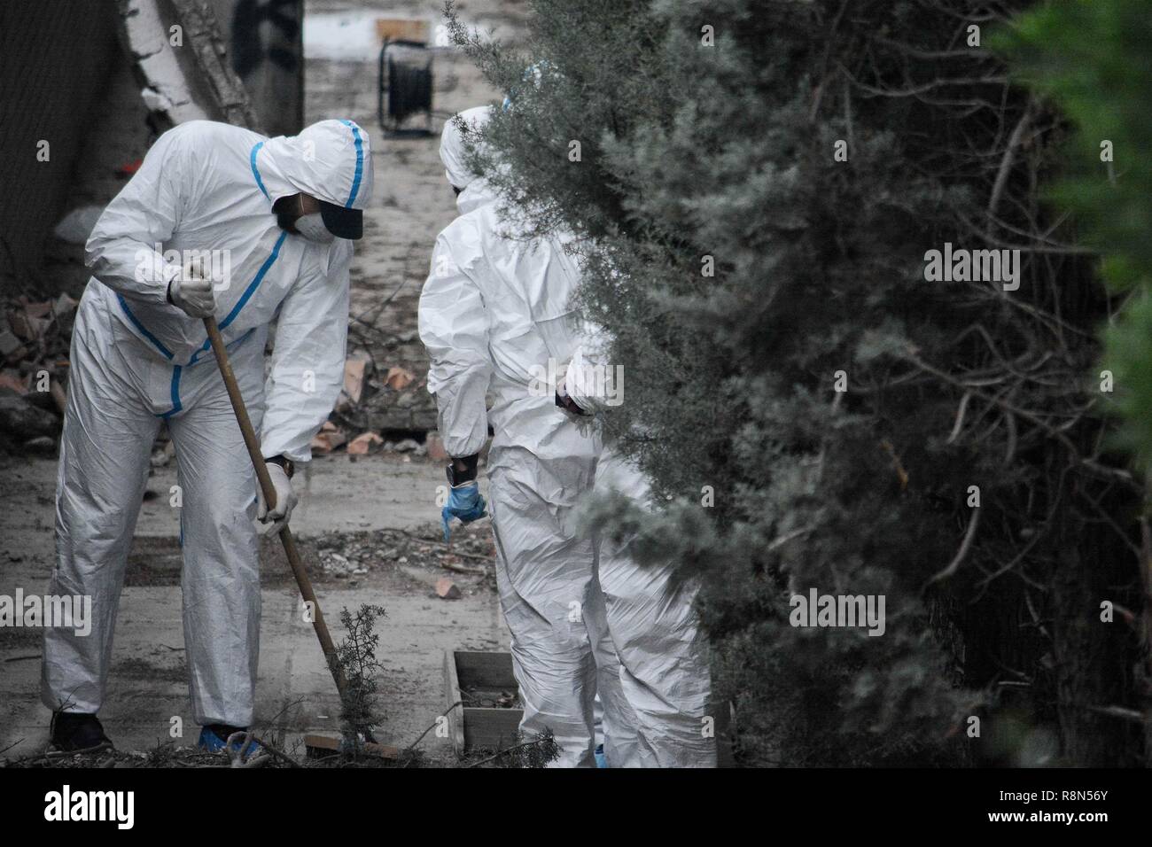 Athènes, Grèce. 25Th Dec 2018. Des experts légistes grec vu sur la scène après une bombe a explosé à l'extérieur de la station de télévision de Skai Faliro, Athènes. Credit : Giorgos Zachos SOPA/Images/ZUMA/Alamy Fil Live News Banque D'Images