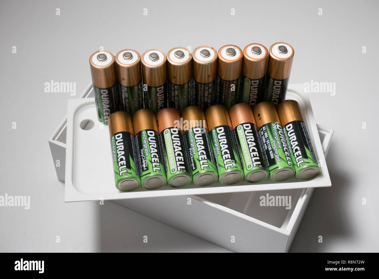 16 piles AA Banque D'Images