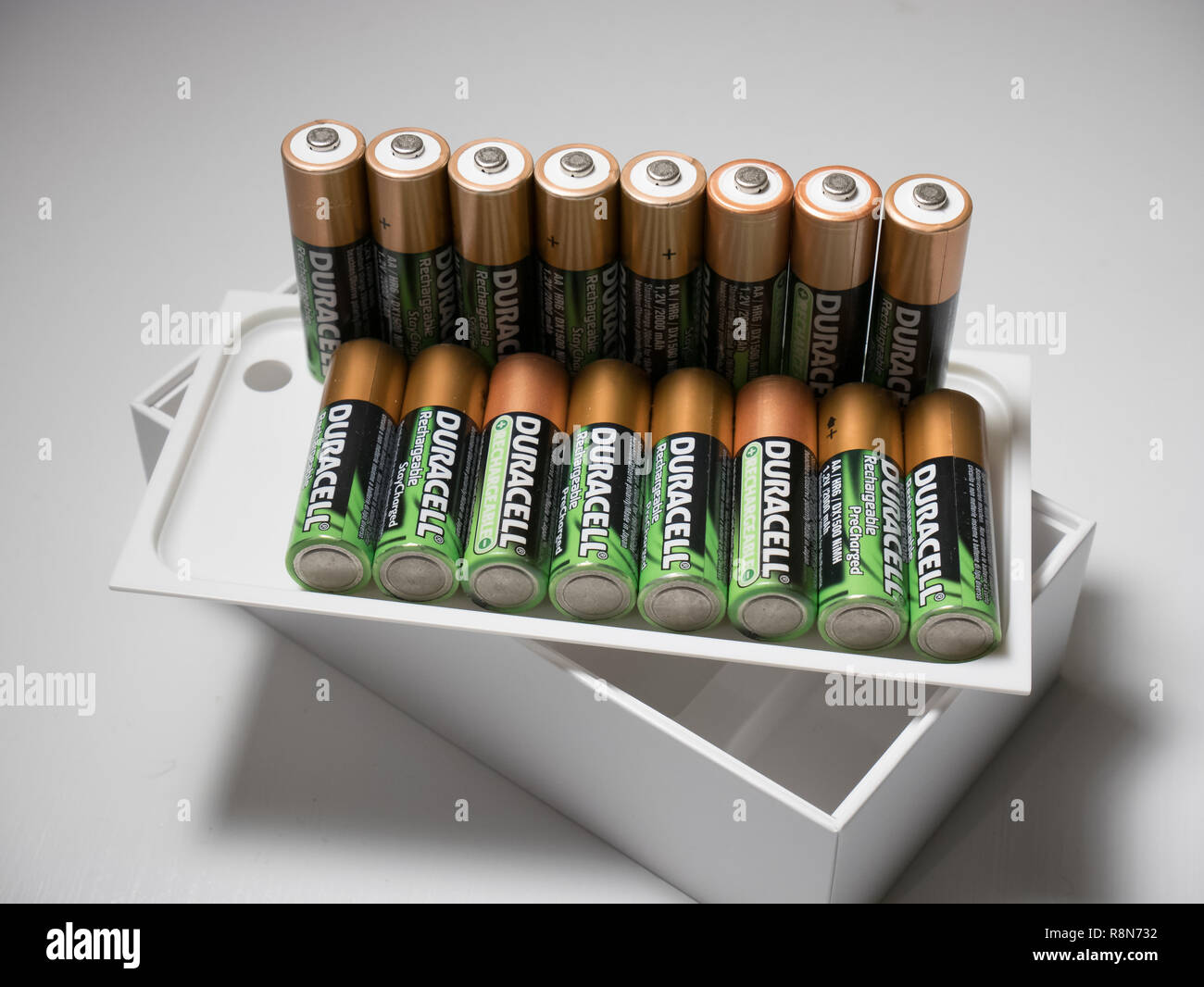 16 piles AA Banque D'Images