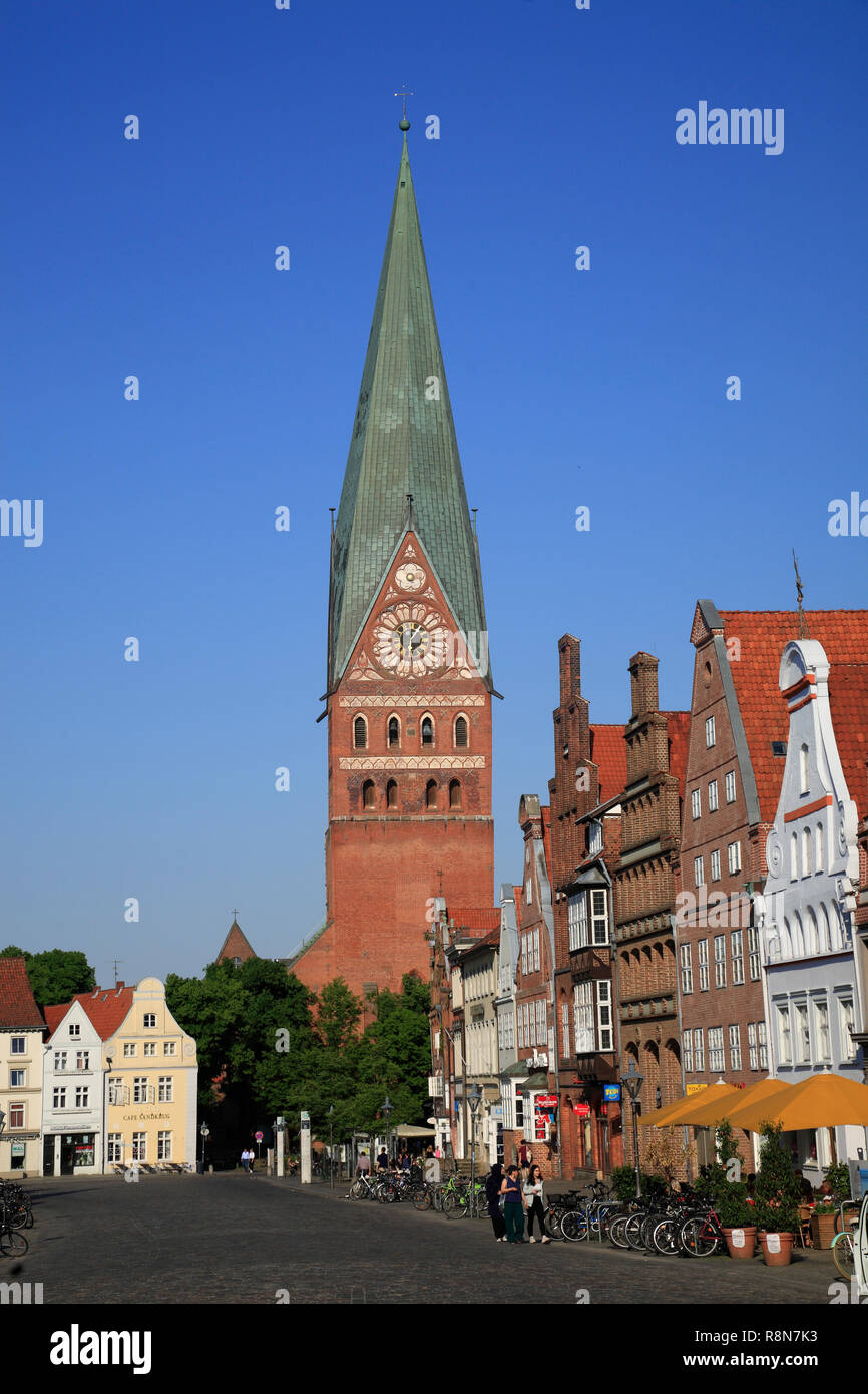 Square Am Sande, maisons anciennes, Église et Johannis, Lüneburg, Lunebourg, Basse-Saxe, Allemagne, Europe Banque D'Images Square Am Sande, maisons anciennes, Église et Johannis, Lüneburg, Lunebourg, Basse-Saxe, Allemagne, Europe Banque D'Images