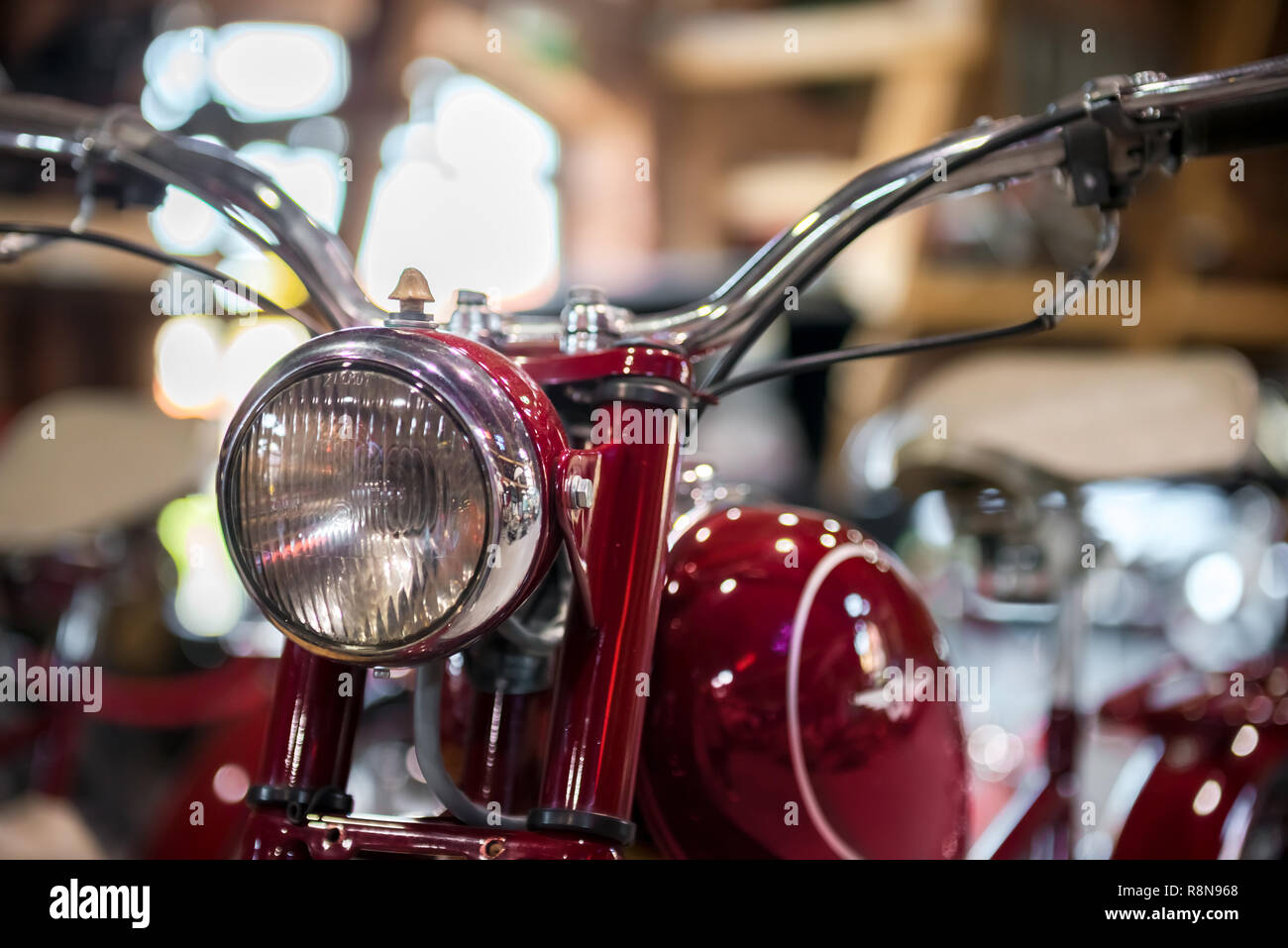 Selective focus point sur vintage lampe phare moto. Moto Retro avec phares avant sur fond flou. L'effet bokeh Banque D'Images