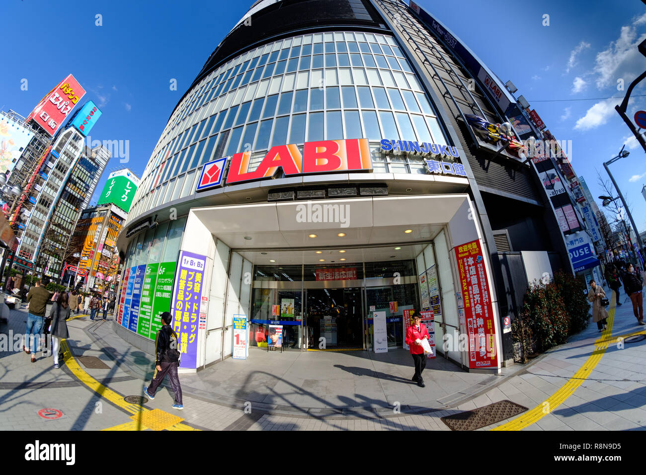 Magasin d'électronique à Shinjuku, Tokyo, Japon (fisheye) Banque D'Images