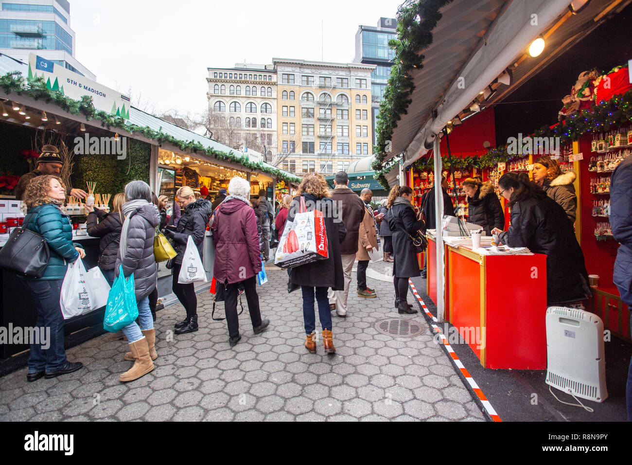 NEW YORK CITY - 14 décembre 2018 : avis de personnes achats de Noël à l'Union Square Greenmarket et boutiques du marché de vacances à Manhattan Banque D'Images